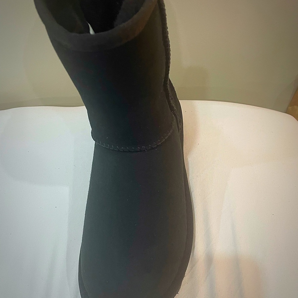 Brand new UGG - Picture 10 of 11